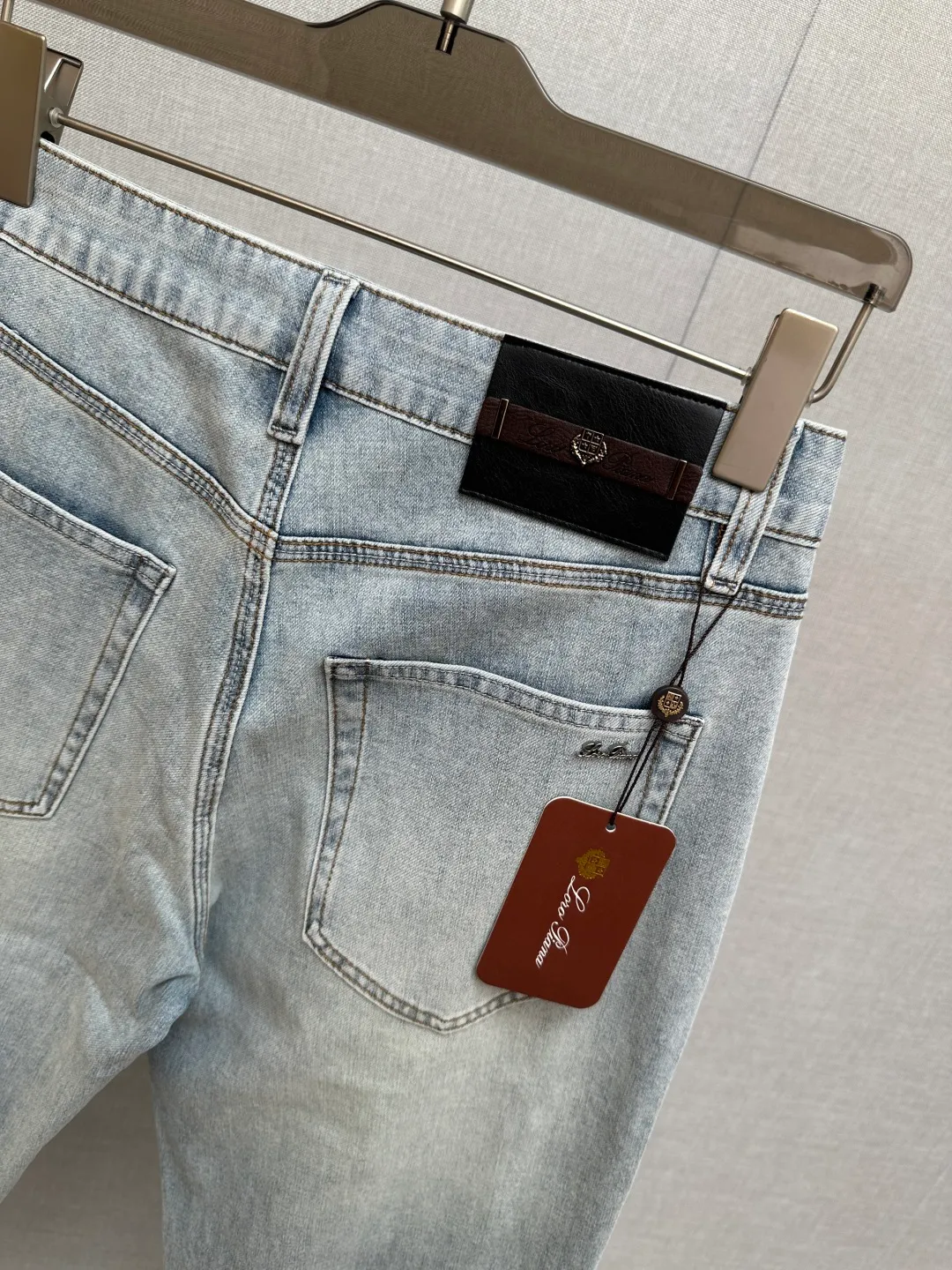 Available at the official website counter at the same time, the Original is a very stylish pair of jeans, with customized original washed denim fabric, unique design, top-notch printing technology letter pattern logo, original hardware accessories decoration, an extremely outstanding pair of jeans, the materials and craftsmanship are extremely luxurious and exquisite, extremely high-grade, handsome and stylish upper body, recommended 👍, Sizes: 29-38